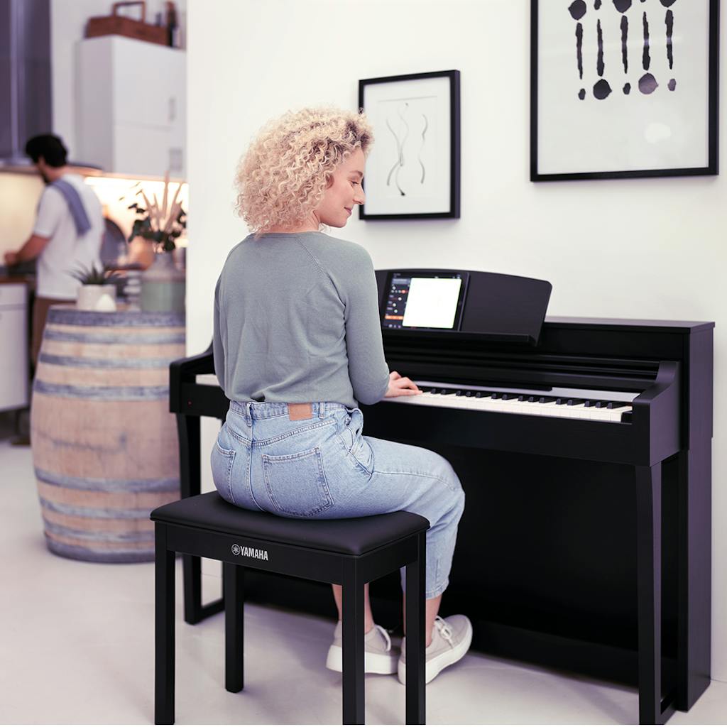Mujer tocando el Clavinova