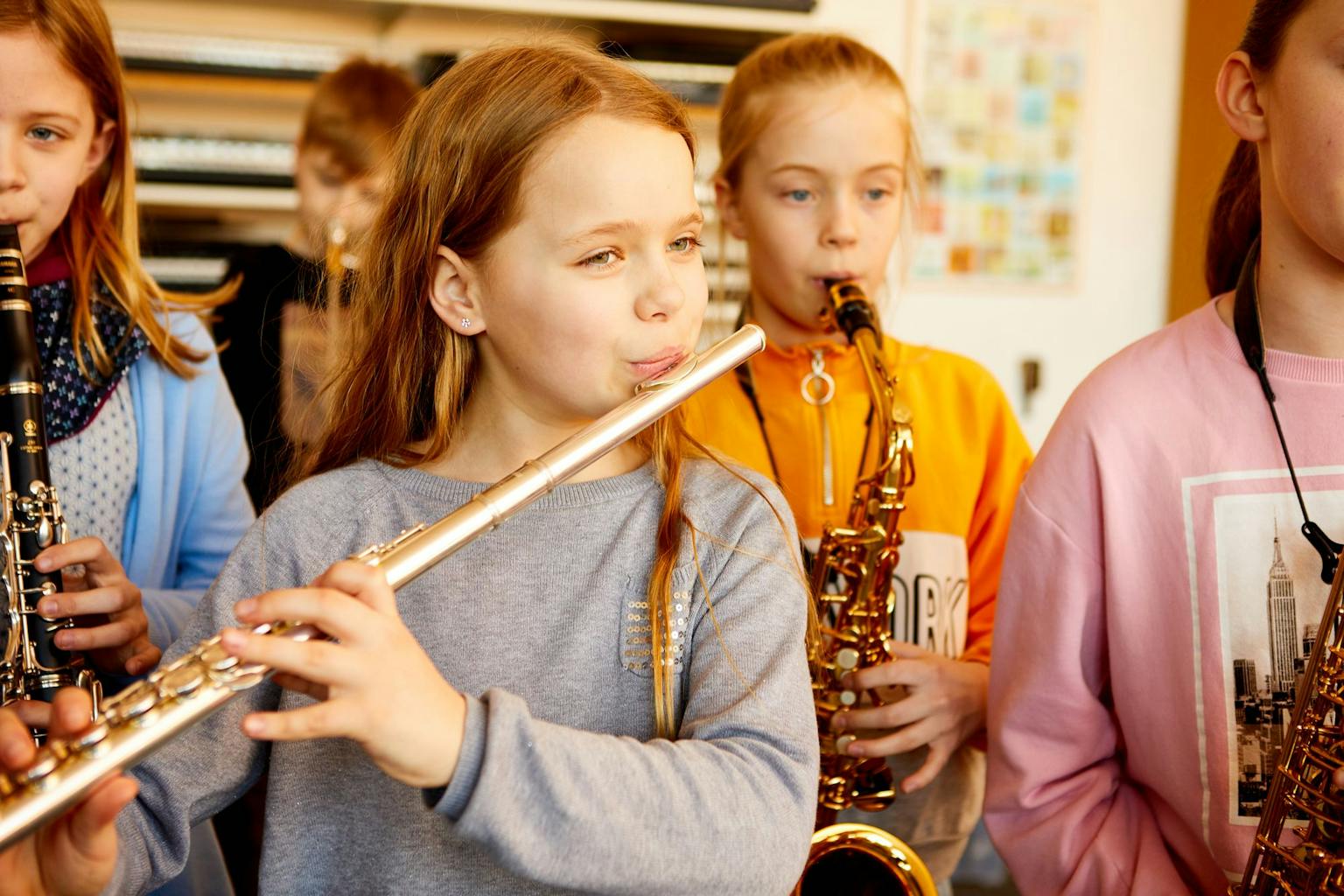 Niños en clase de Música tocando instrumentos musicales