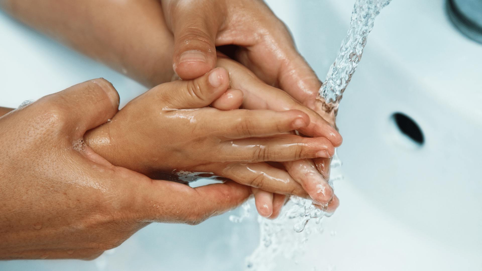 Окр моет руки. Мытье рук. Чистые руки. Гигиена рук. Умывание рук.