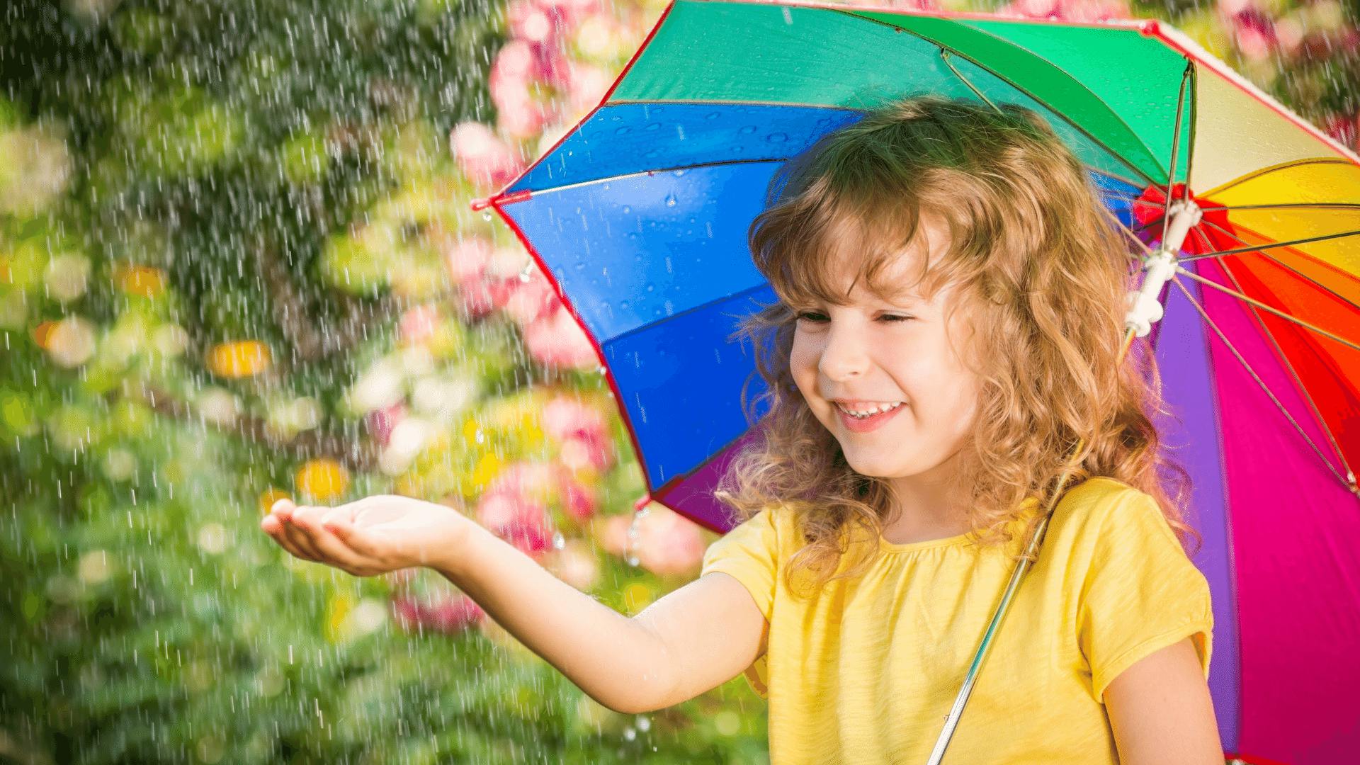 Зонтик для детей. Дети под зонтом. Ребенок под зонтиком летом. Под зонтом дети летом. Дети под зонтиком