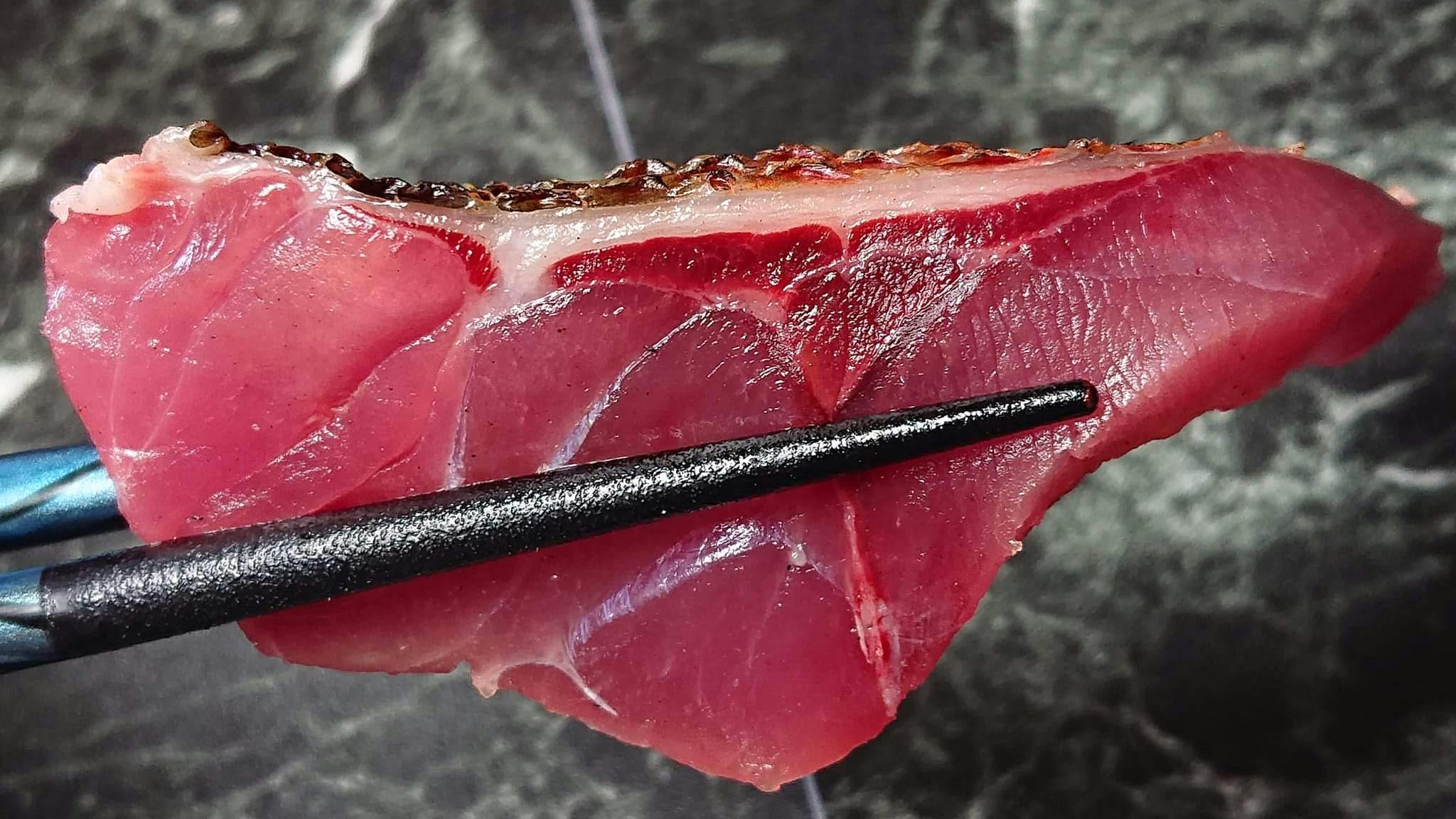 皮を炙り豪快に厚切して刺身で ハチビキ 魚の直売所 Uonted ウオンテッド