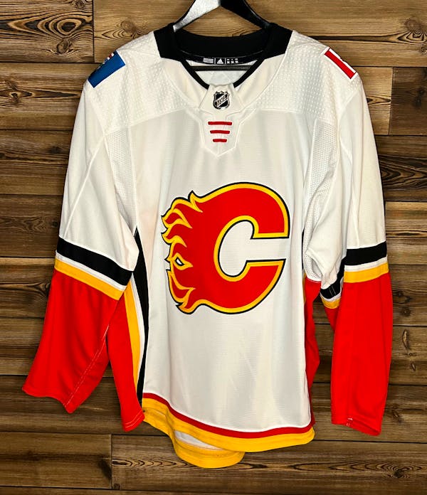 Dion Phaneuf Vintage Calgary Flames CCM Hockey Jersey (M)