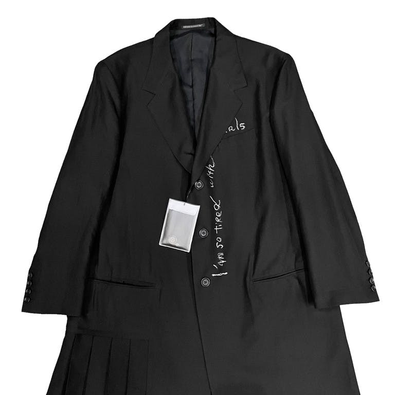 yohjiyamamoto 23ss 左プリーツメッセージアシメジャケット YOHJI YAMAMOTO メッセージプリーツジャケット | HUES 福岡