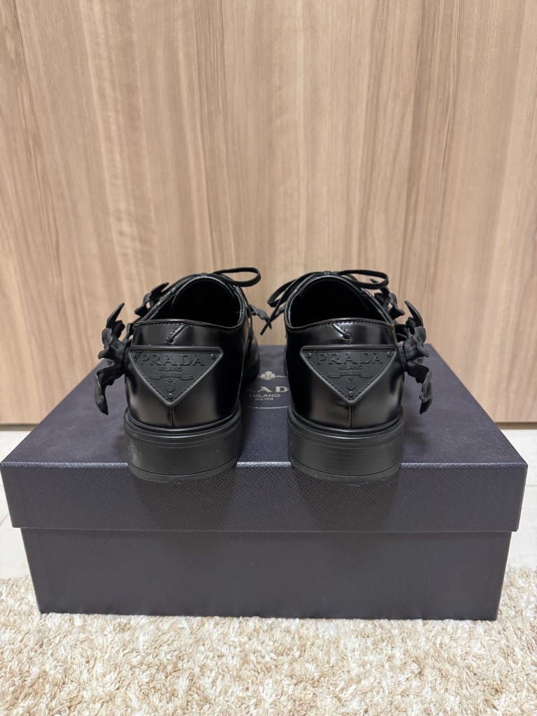 PRADA 22SS フラワーラバーアップリケ ブラッシュドレザーダービー
