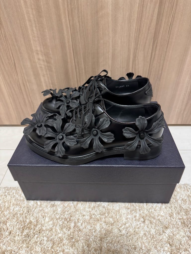 PRADAプラダ2022春夏フラワー アップリケ ブラッシュド ダービーシューズ PRADA 22SS フラワーラバーアップリケ ブラッシュドレザーダービー