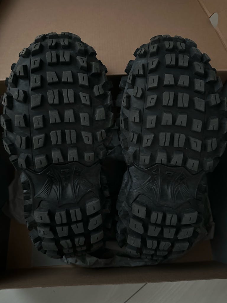 BALENCIAGA ディフェンダー42 ブラック summer23-20230419-1.jpg
