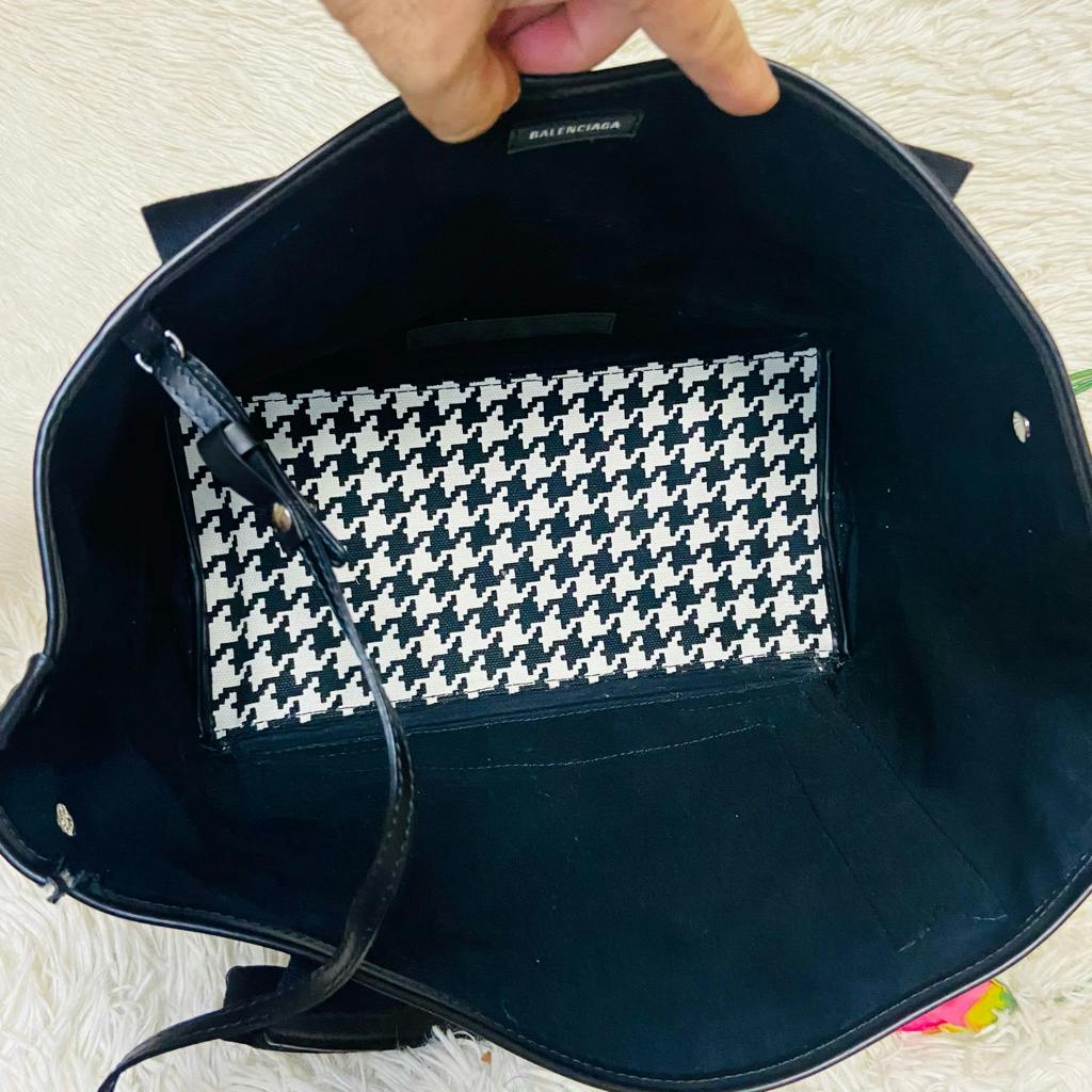 BALENCIAGA トートバッグ&ポーチ 今季のバレンシアガは、レザー小物もディープなモード感全開