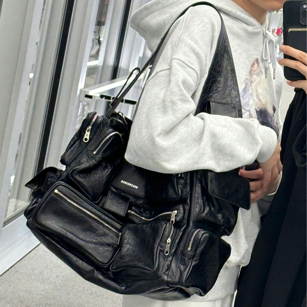 BALENCIAGA バレンシアガ superbusy バッグラージ　ブラック ホワイト の ウィメンズ Superbusy ラージ スリングバッグ