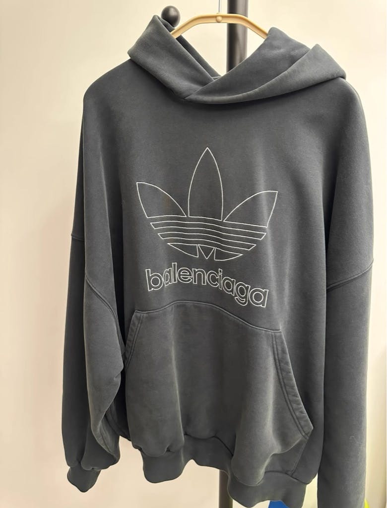 balenciaga adidas コラボ パーカー 黒 限定コラボ♡バレンシアガ x アディダス 偽物☆刺繍ロゴ