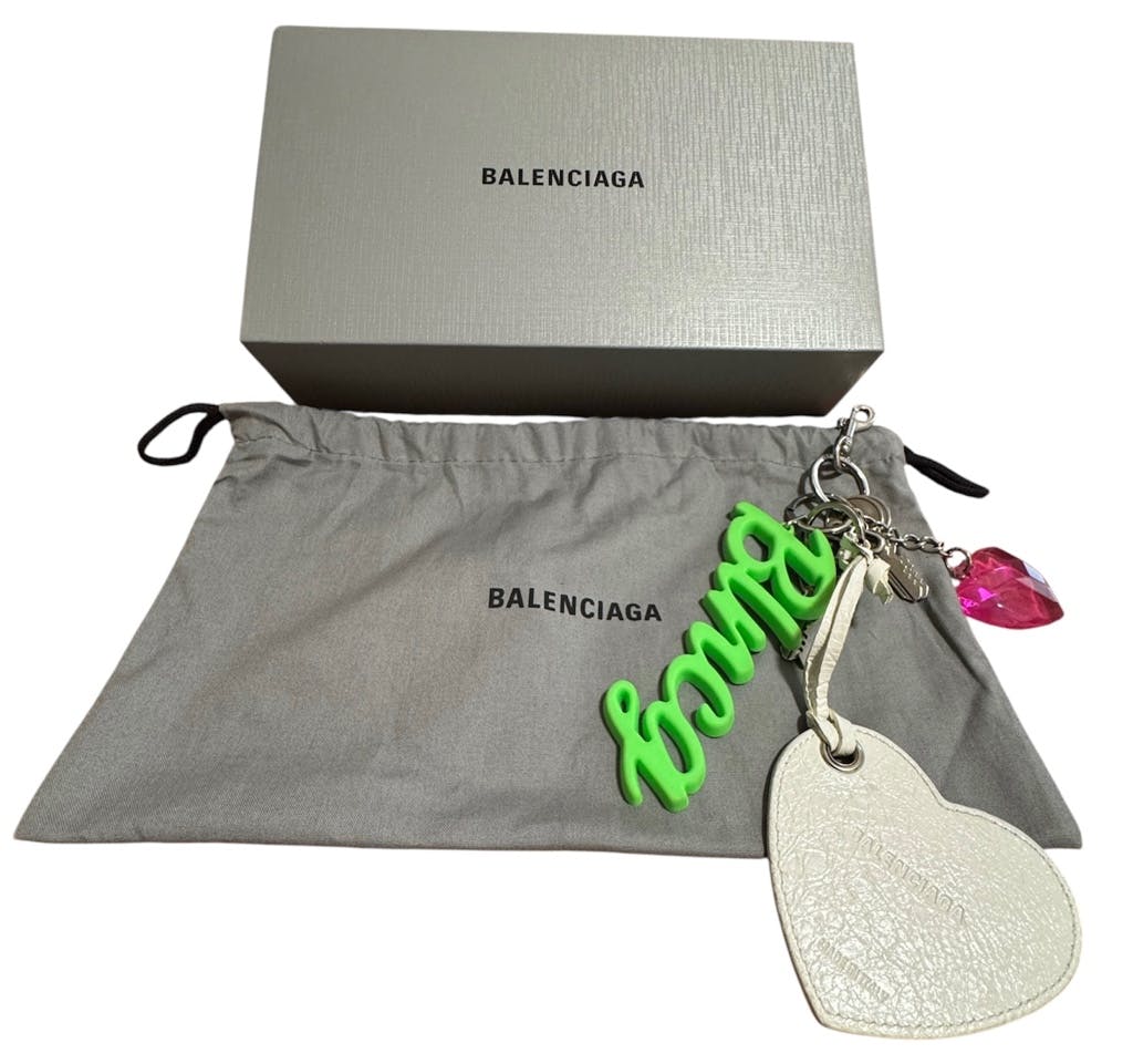 最終値下げBALENCIAGA キーホルダー akiチャーム BALENCIAGA Aki チャーム - ARCHIVESTOCK