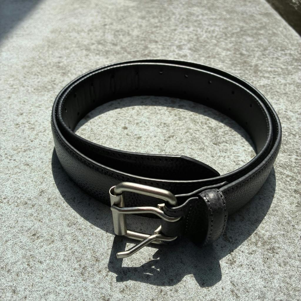 VUJA DE RELL TWO PRONG BELT IN WAXED LEATHER ブラック