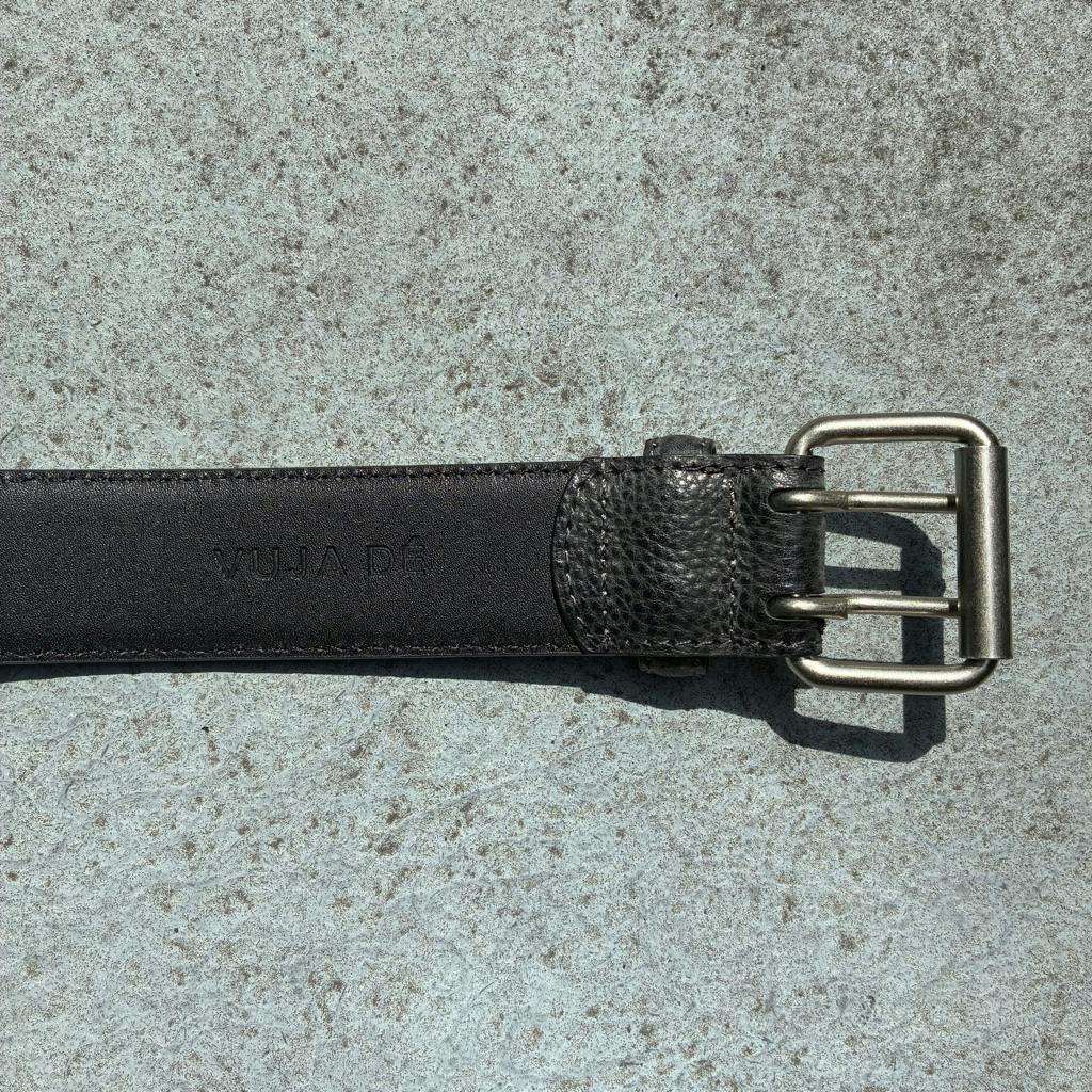 VUJA DE RELL TWO PRONG BELT IN WAXED LEATHER ブラック