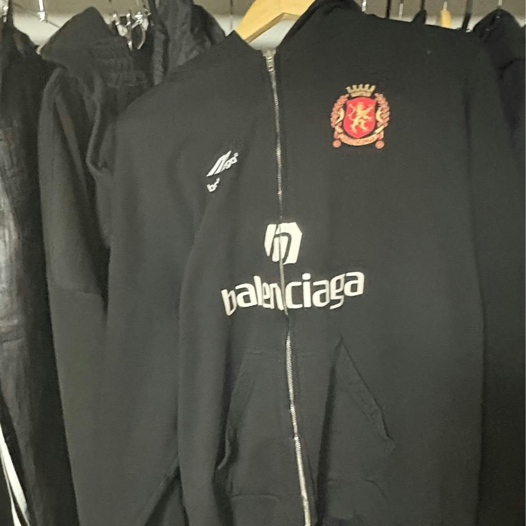 トップス BALENCIAGA 24SS Soccer Paris Zip-Hoodie BALENCIAGA 24SS Soccer Paris Zip-Hoodie - ARCHIVESTOCK