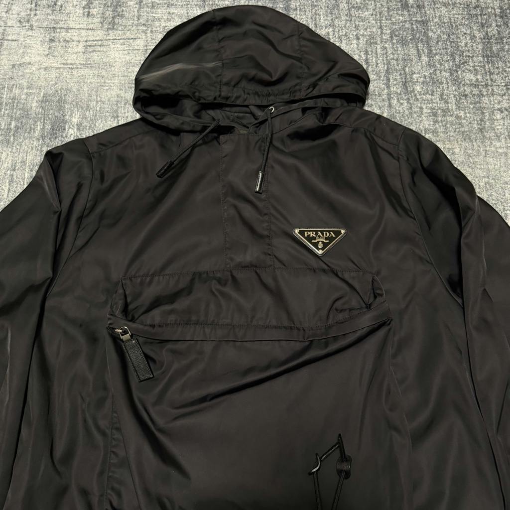 名作PRADA ロゴプレート ナイロンアノラックパーカージャケット SGB407