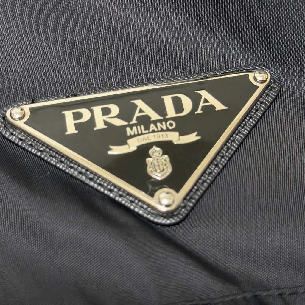 名作PRADA ロゴプレート ナイロンアノラックパーカージャケット SGB407 名作PRADA ロゴプレート ナイロンアノラックパーカージャケット SGB407