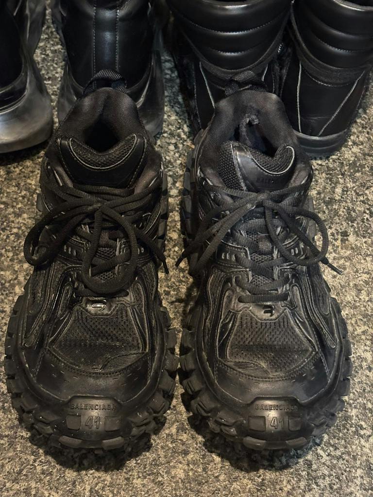 BALENCIAGA Defender Bouncer Black 41 - ARCHIVESTOCK