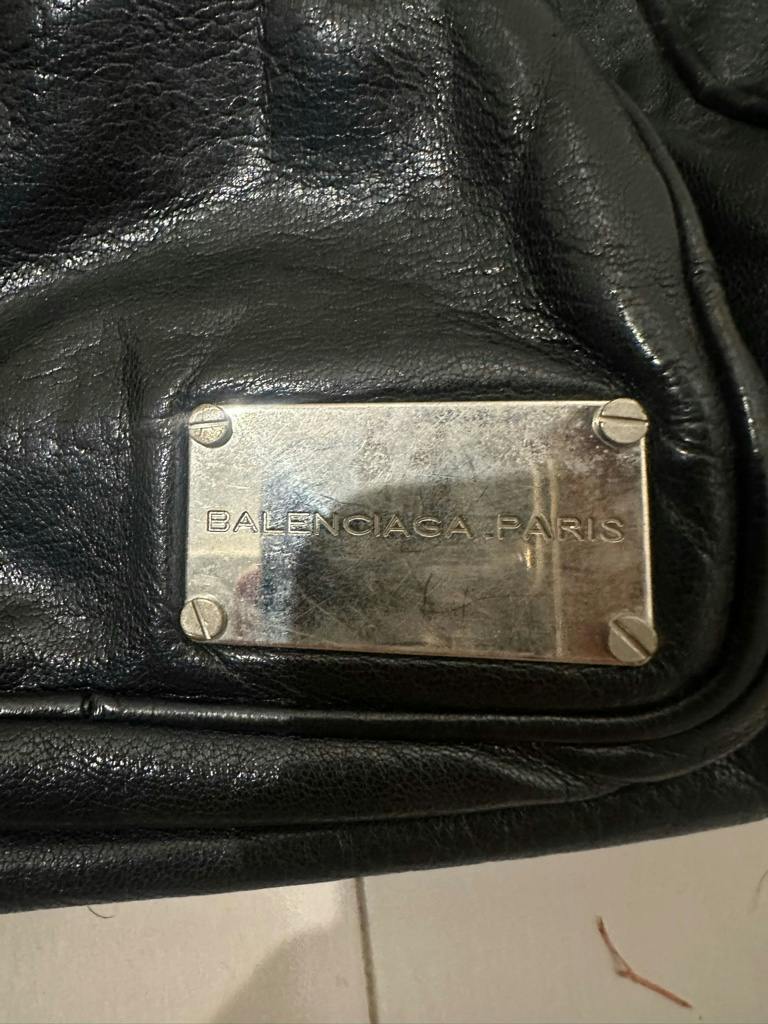 BALENCIAGA レザーボストンバッグ メタルプレート 黒 BALENCIAGA レザーボストンバッグ メタルプレート 黒 - ARCHIVESTOCK