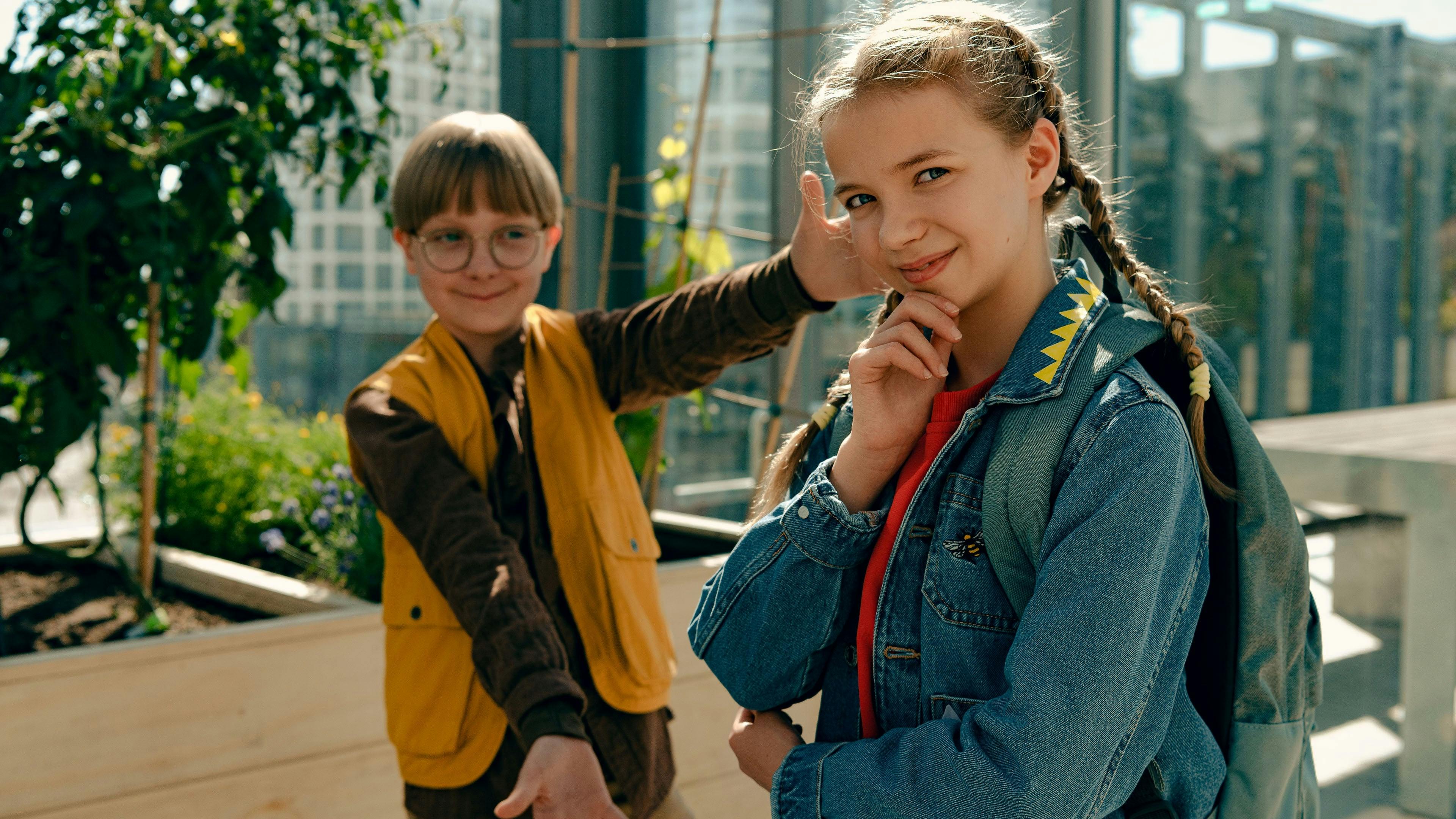 Super Bola de Pelos: Salva o Futuro backdrop