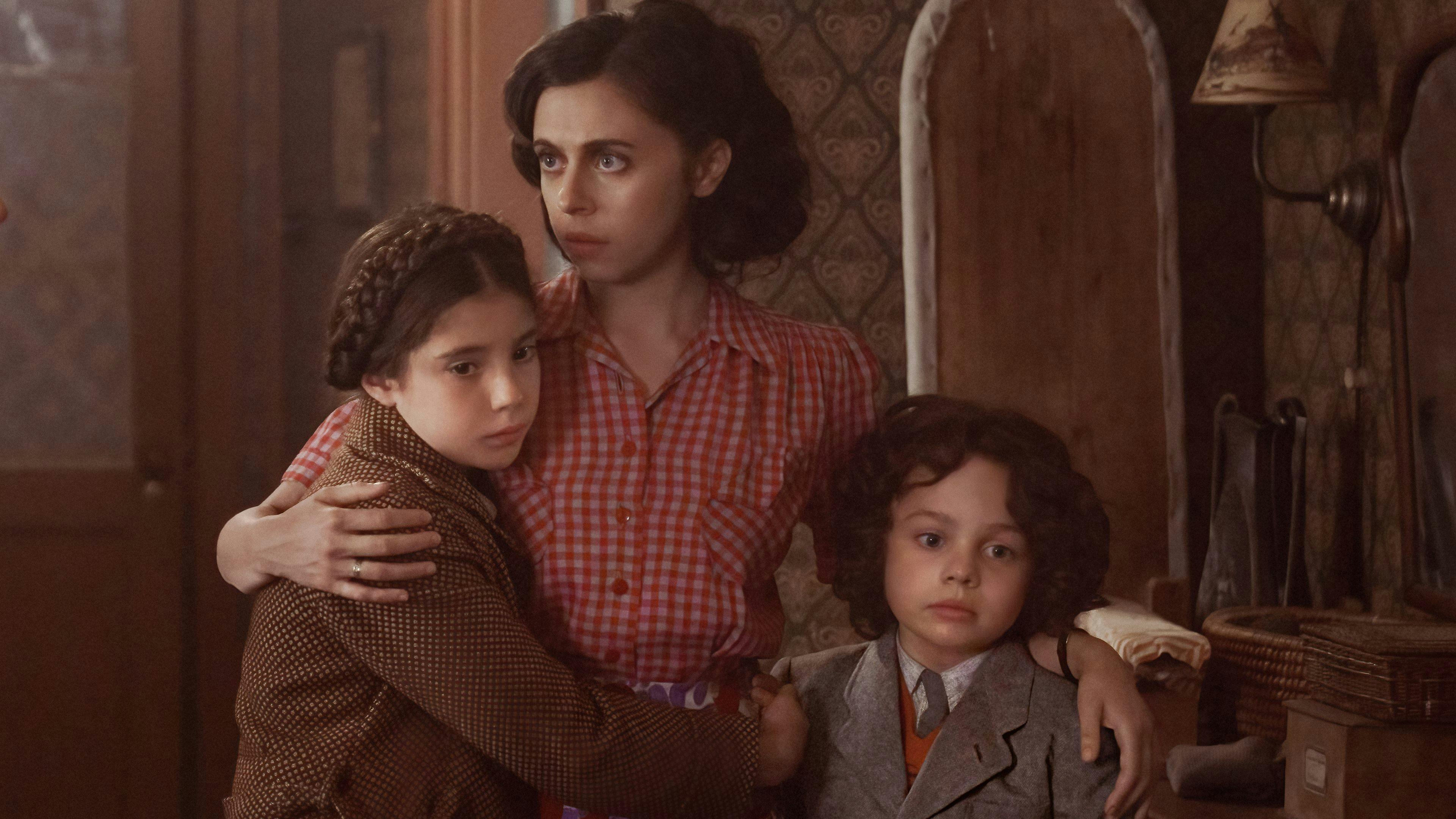 A Small Light - episódio 1x2