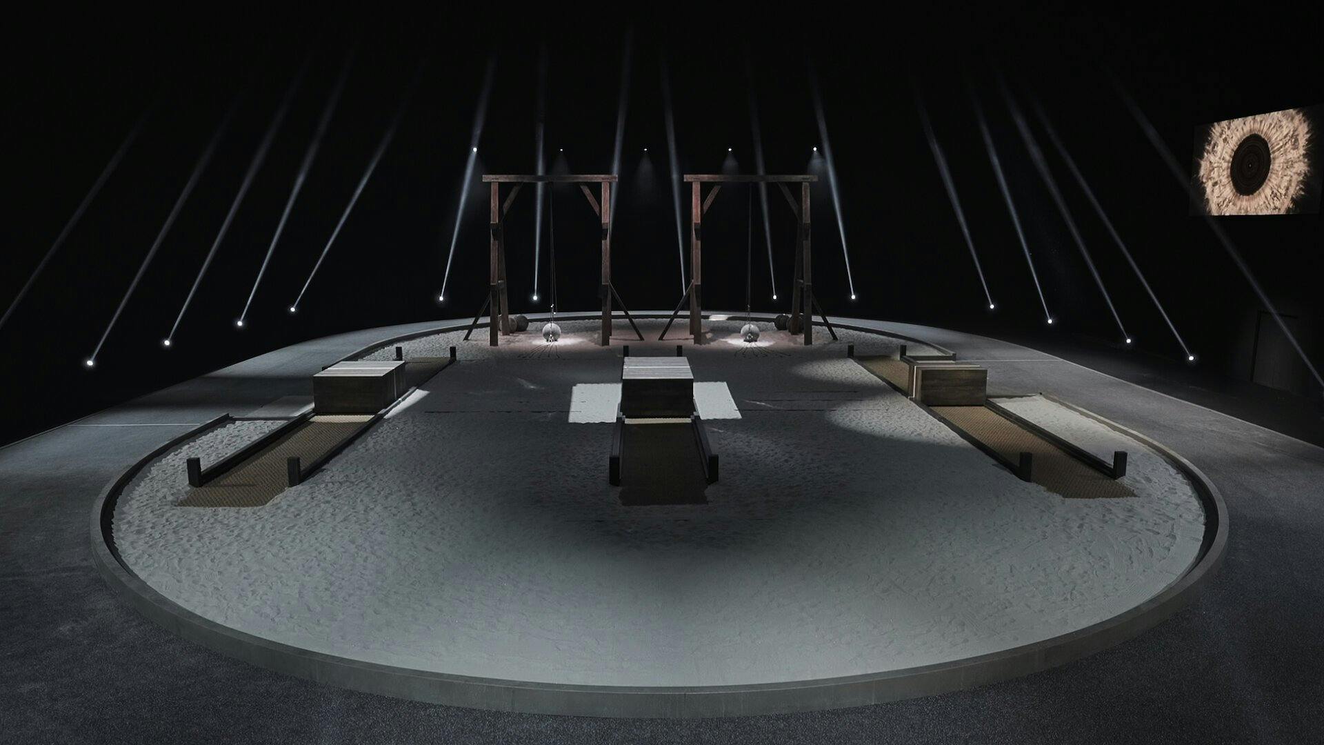 A Batalha dos 100: Ásia backdrop