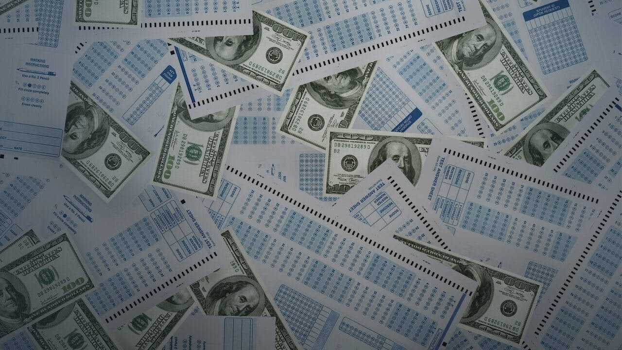 Educação Americana: Fraude E Privilégio backdrop
