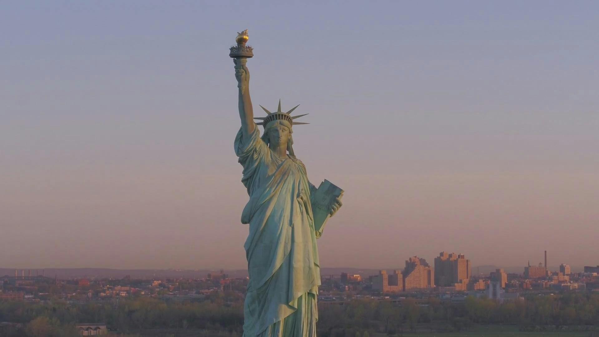 Liberdade: Mãe dos Exilados backdrop