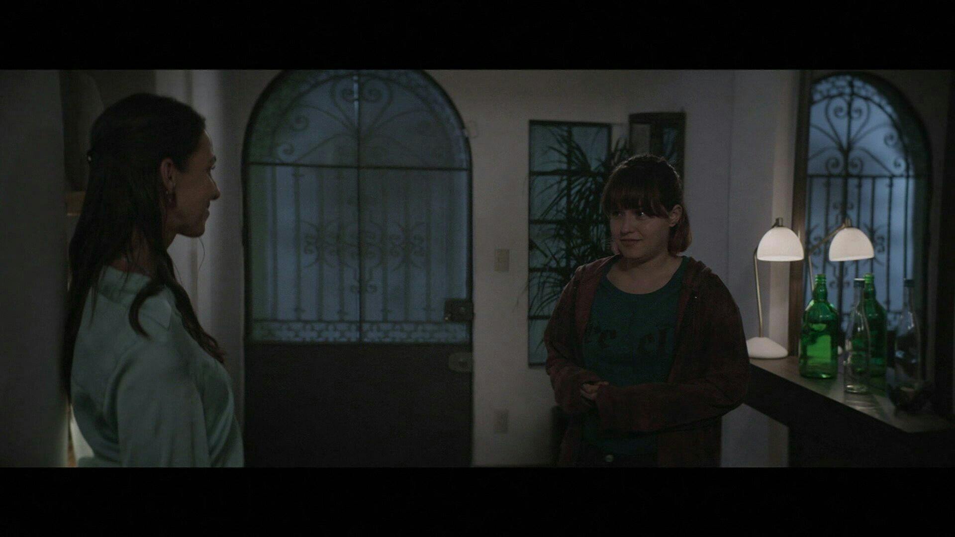 Ela Caminha Sozinha backdrop