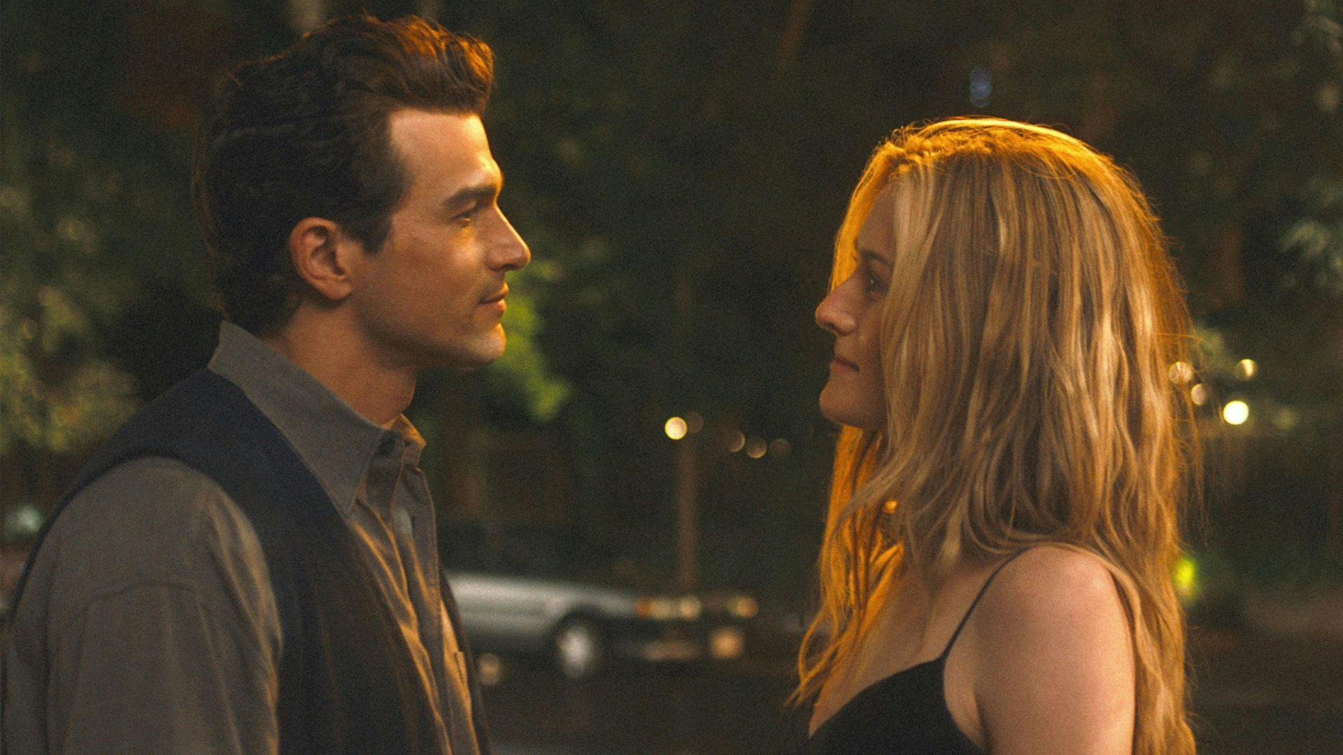 História de Amor: John F. Kennedy Jr. e Caronlyn Bessette backdrop