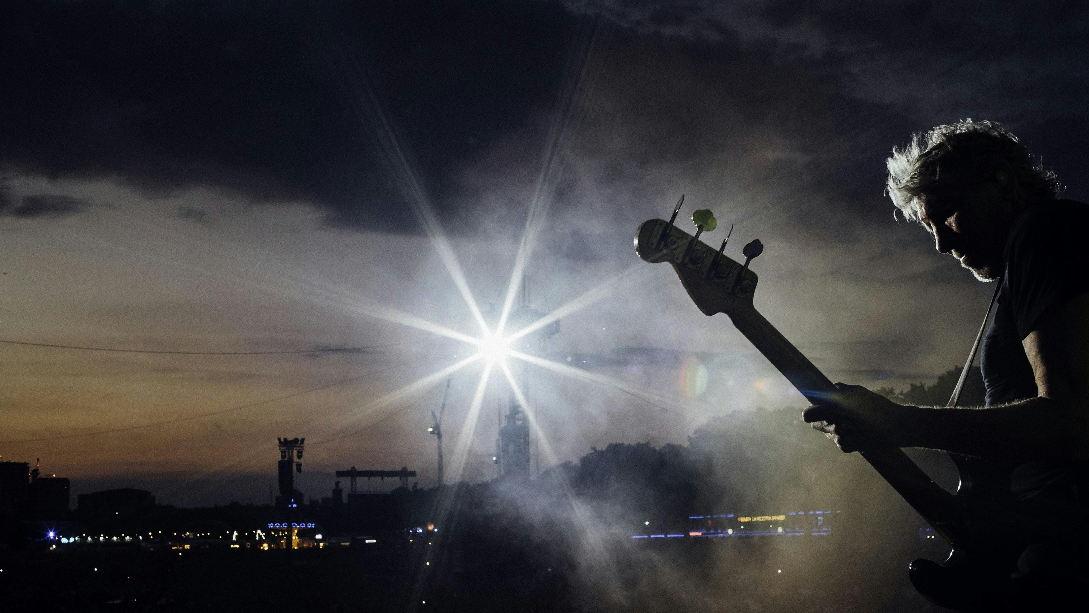 Roger Waters: Us  Them backdrop