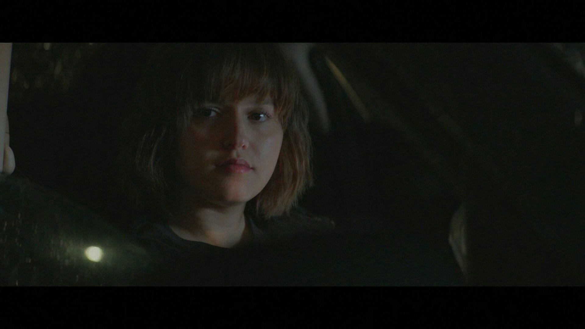 Ela Caminha Sozinha backdrop