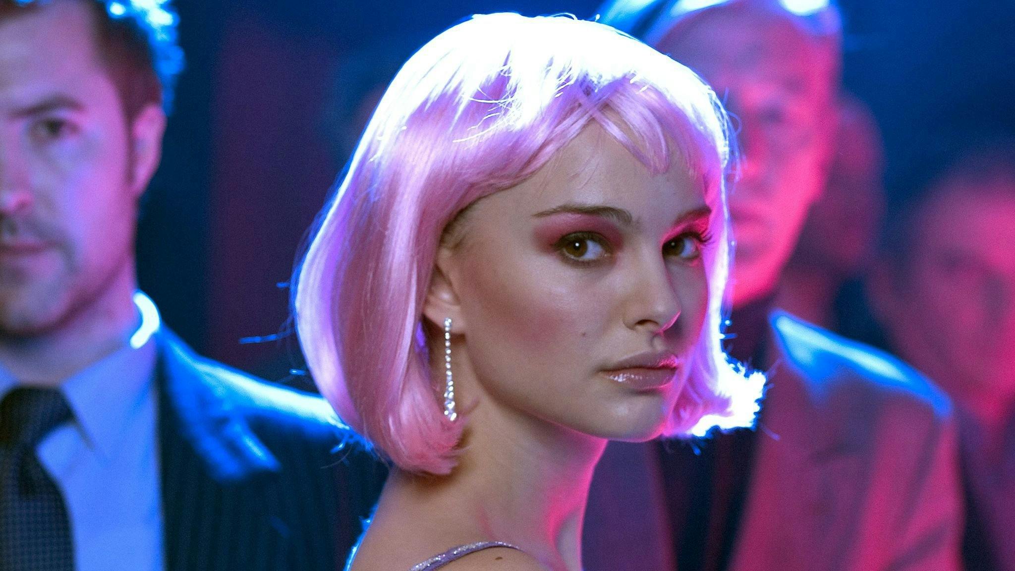 Closer: Perto Demais backdrop