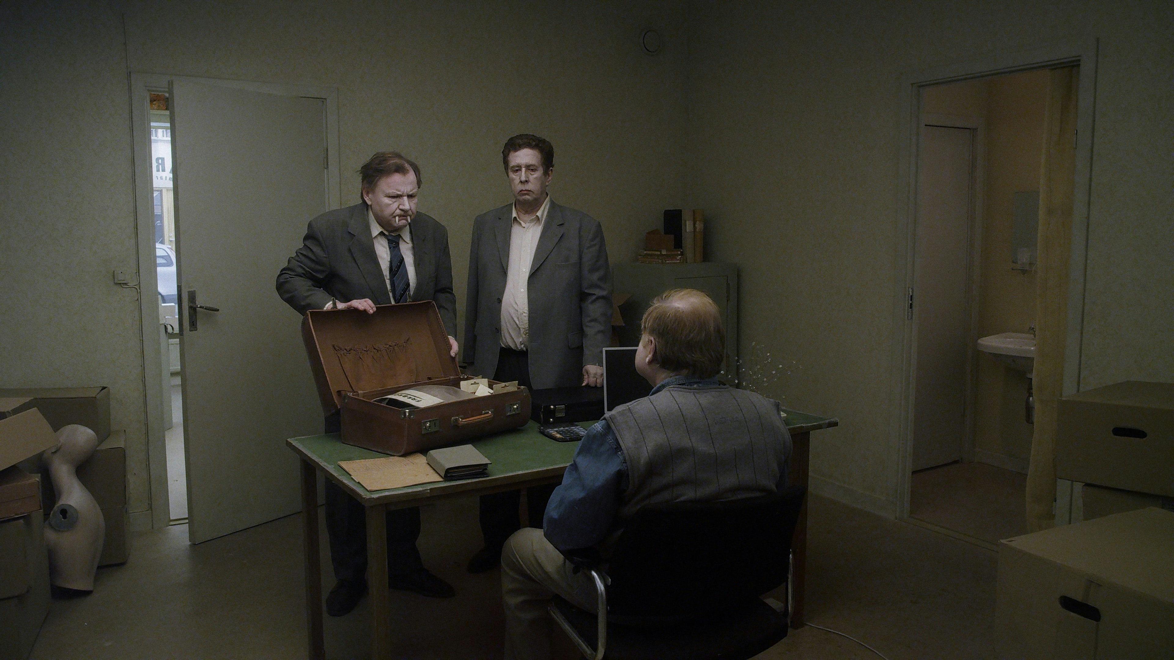 Um Pombo Pousou num Galho Refletindo sobre a Existência backdrop