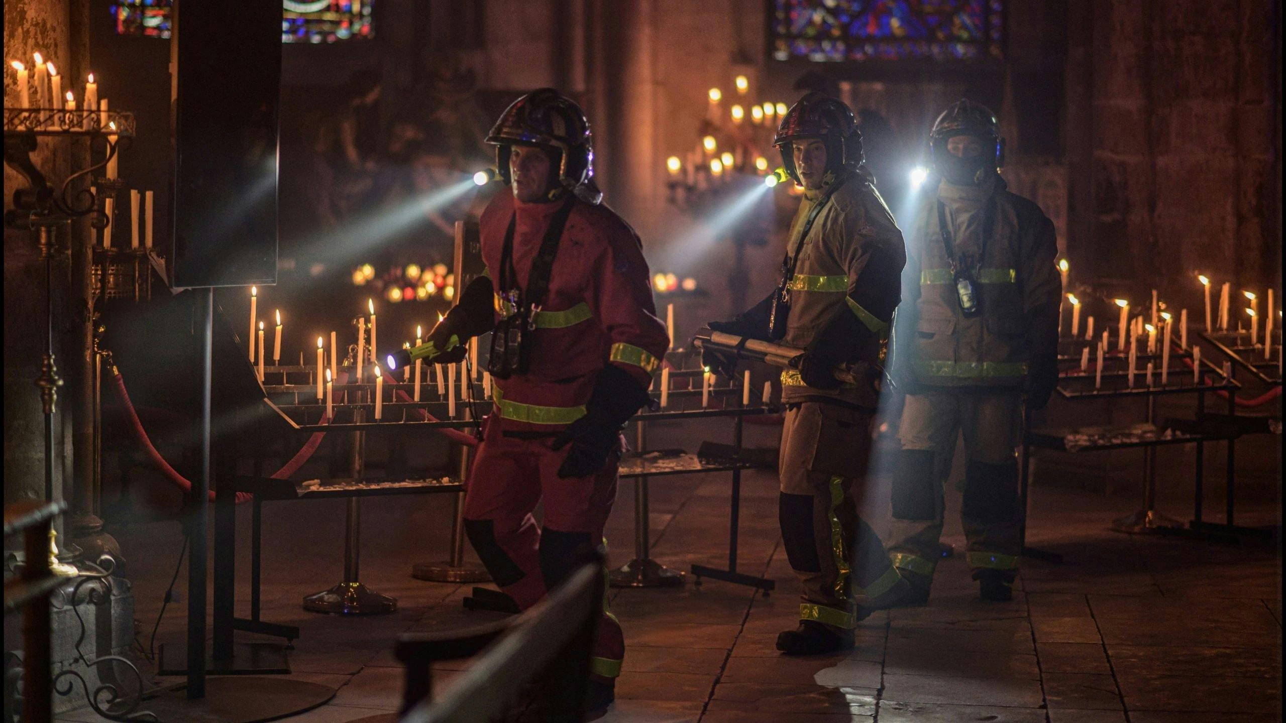 Notre-Dame: Desastre em Paris backdrop