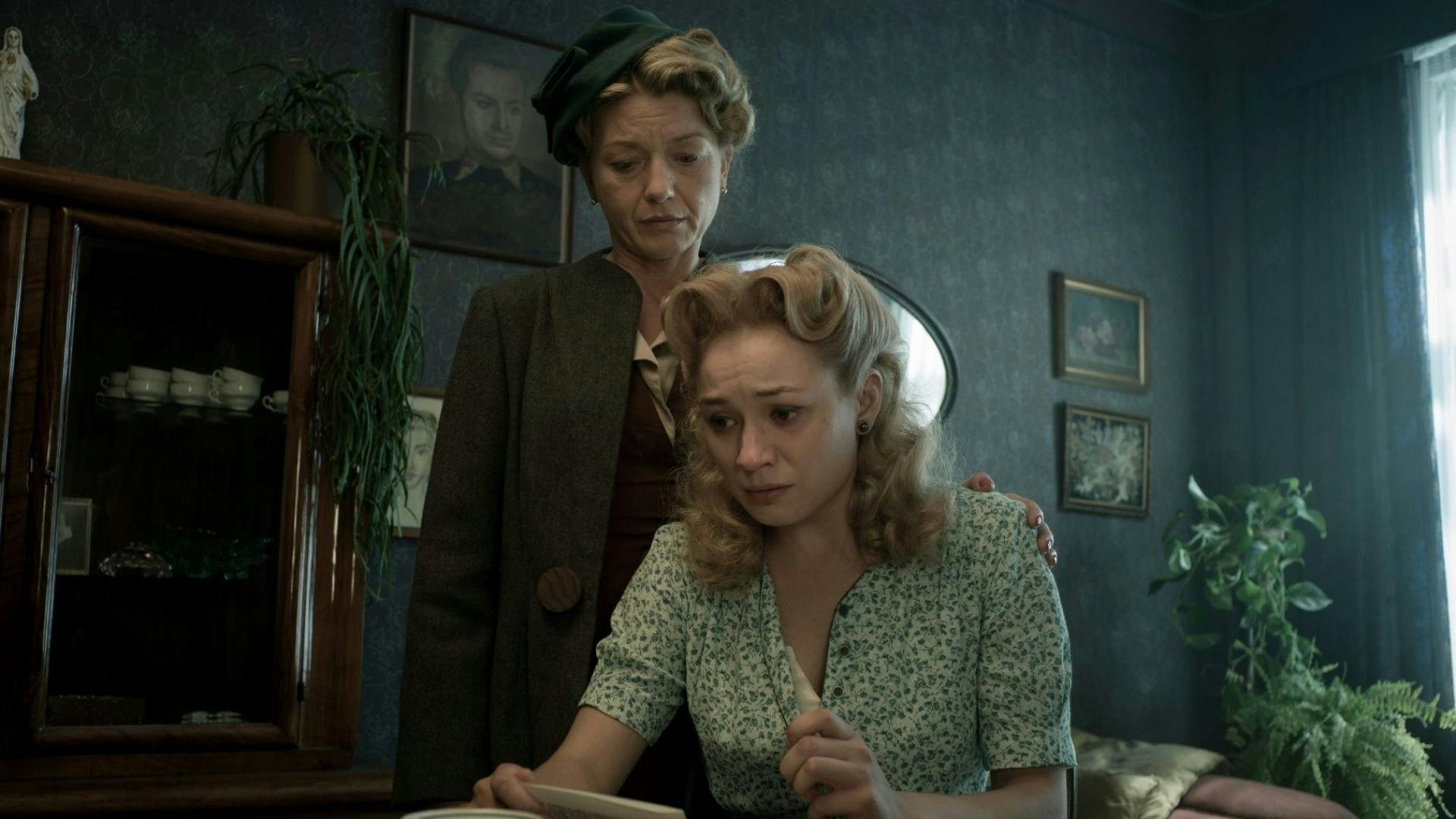 Homens e Deuses backdrop