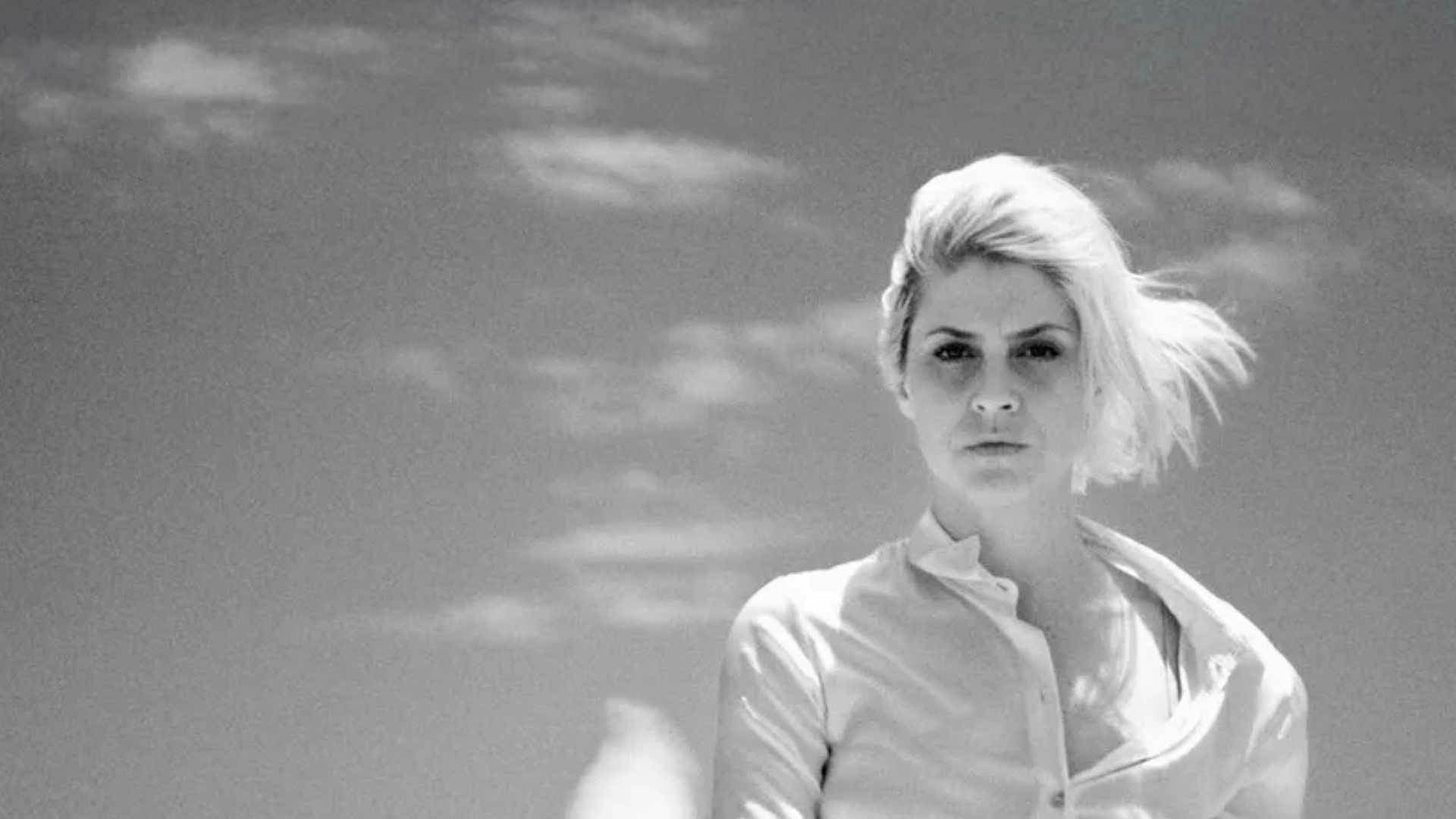 Aos Pedaços backdrop