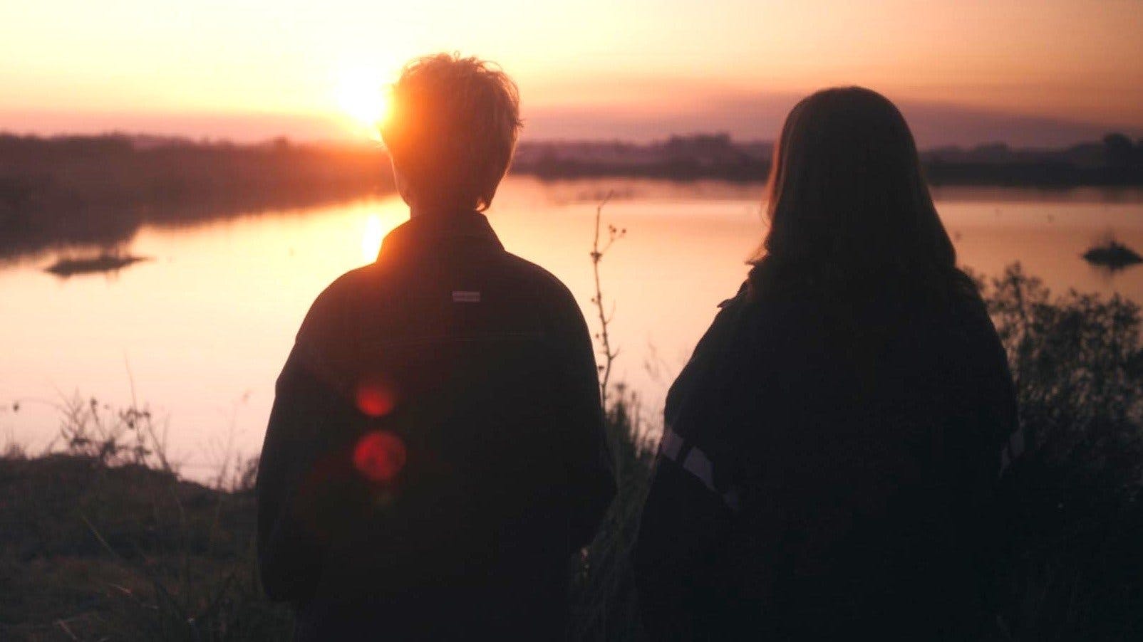 A Convidada backdrop