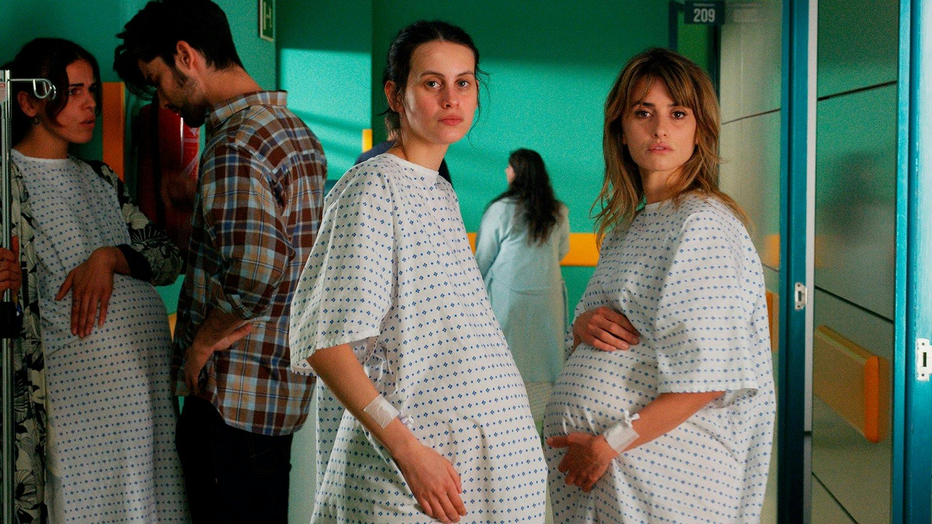 Mães Paralelas backdrop