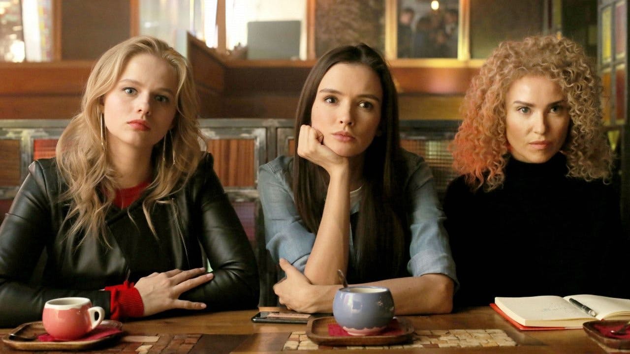 Sociedade das Mulheres Traídas backdrop