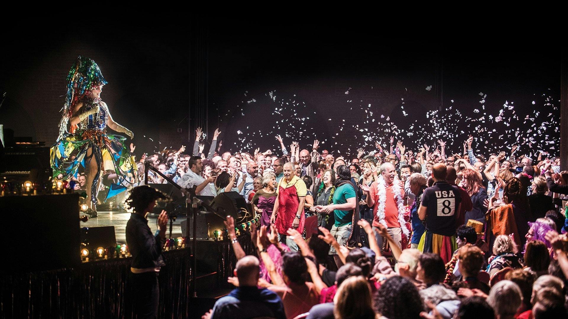 Taylor Mac Apresenta: 24 Décadas de História da Música Popular backdrop