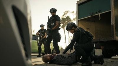 Assistir S.W.A.T.: Força de Intervenção Temporada 8 Episódio 8 Online em HD