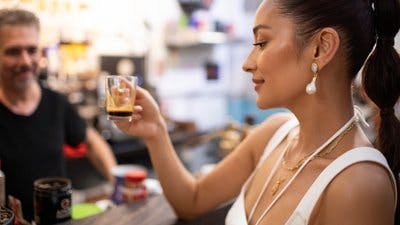 Assistir Bebidas do Mundo com Shay Mitchell Temporada 1 Episódio 2 Online em HD