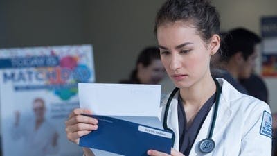 Assistir Chicago Med: Atendimento de Emergência Temporada 1 Episódio 13 Online em HD