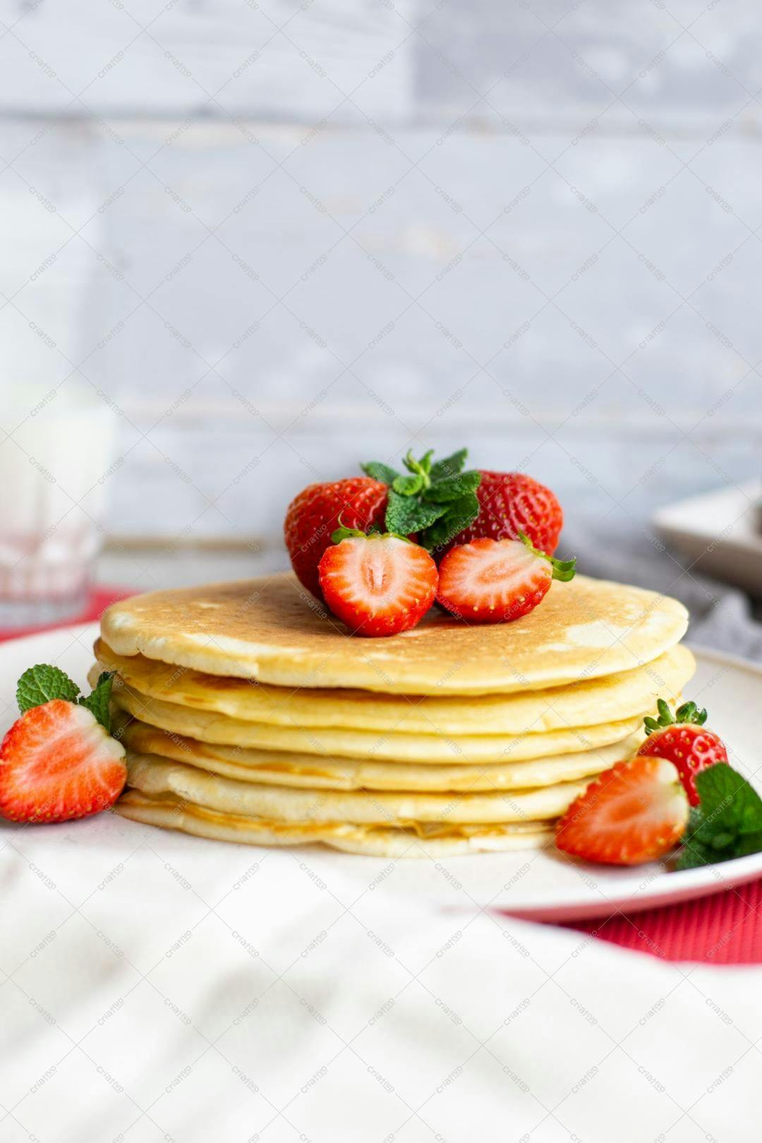 Panquecas com Morangos Frescos e Hortelã