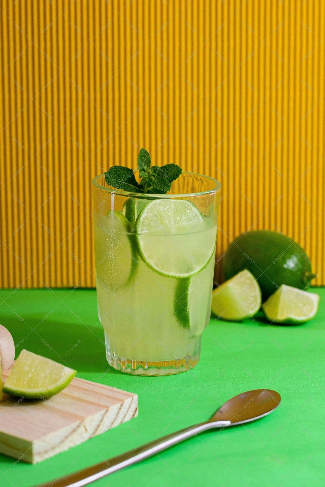 Caipirinha refrescante com limão e hortelã
