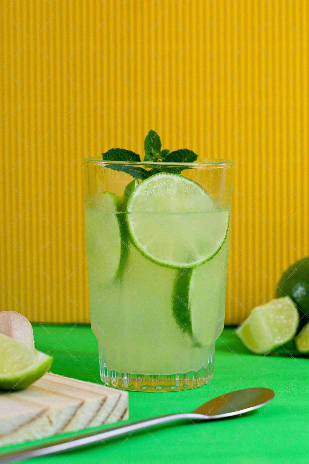 Caipirinha refrescante com limão e hortelã