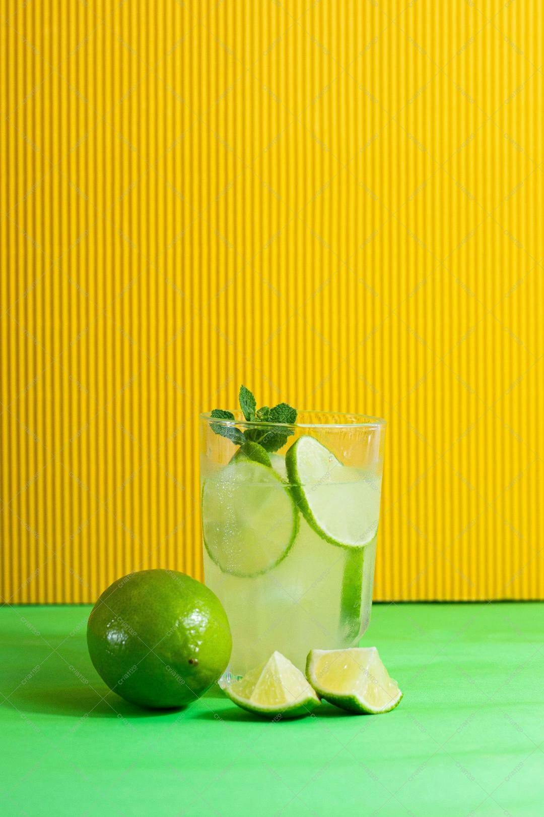 Limonada refrescante com hortelã