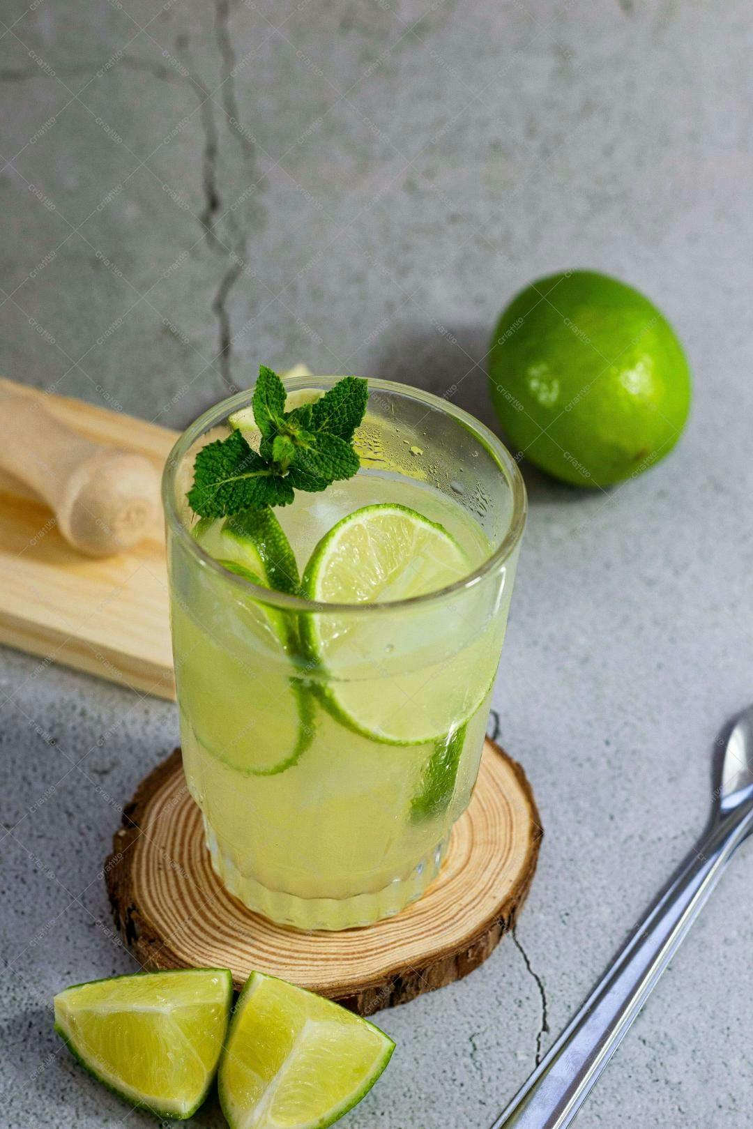 Limonada refrescante com hortelã