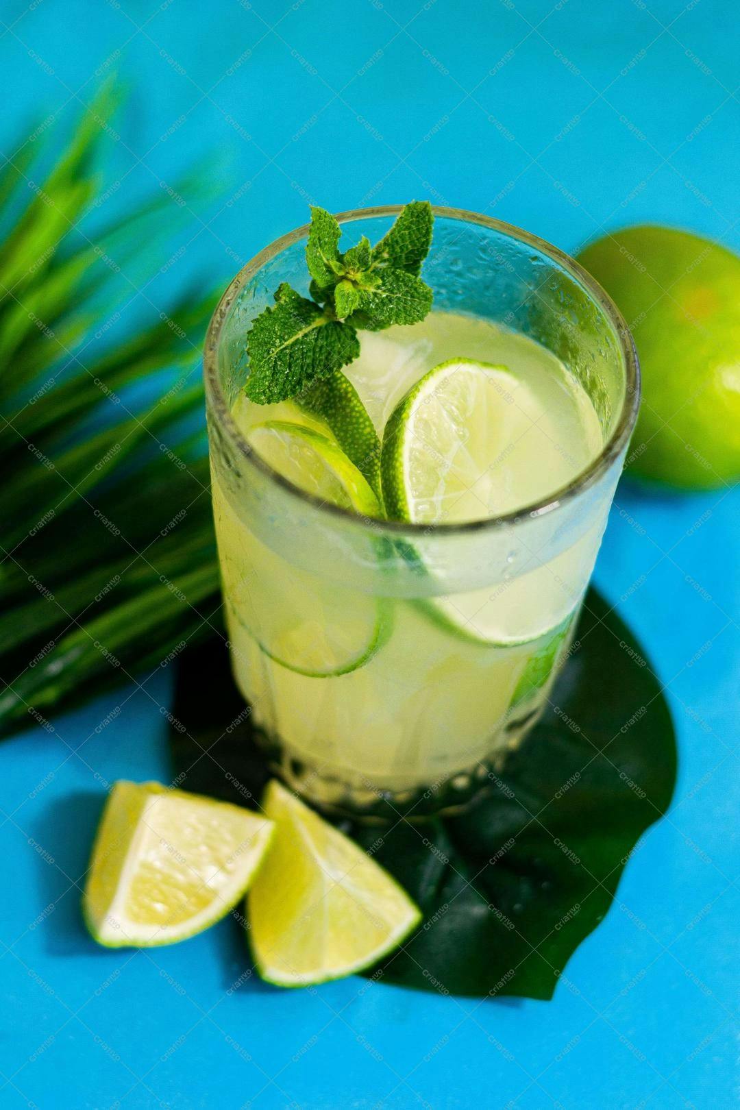 Limonada refrescante com hortelã e limão