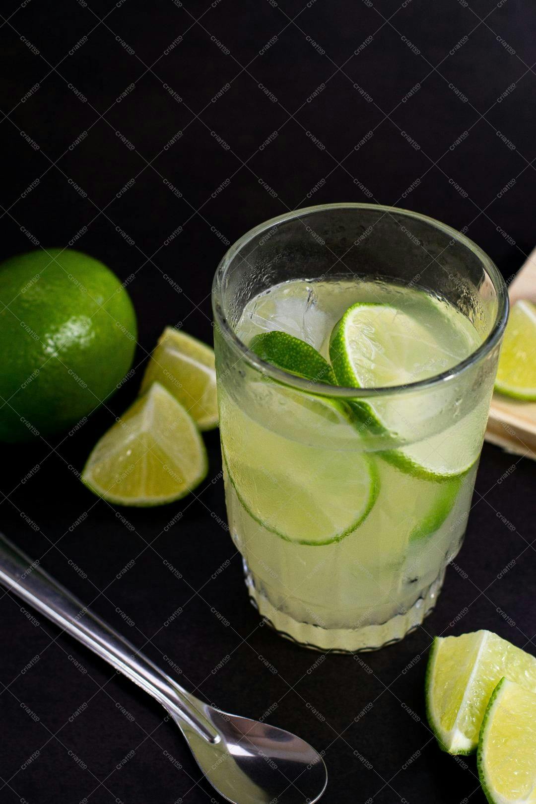 Limonada refrescante com gelo e rodelas de limão