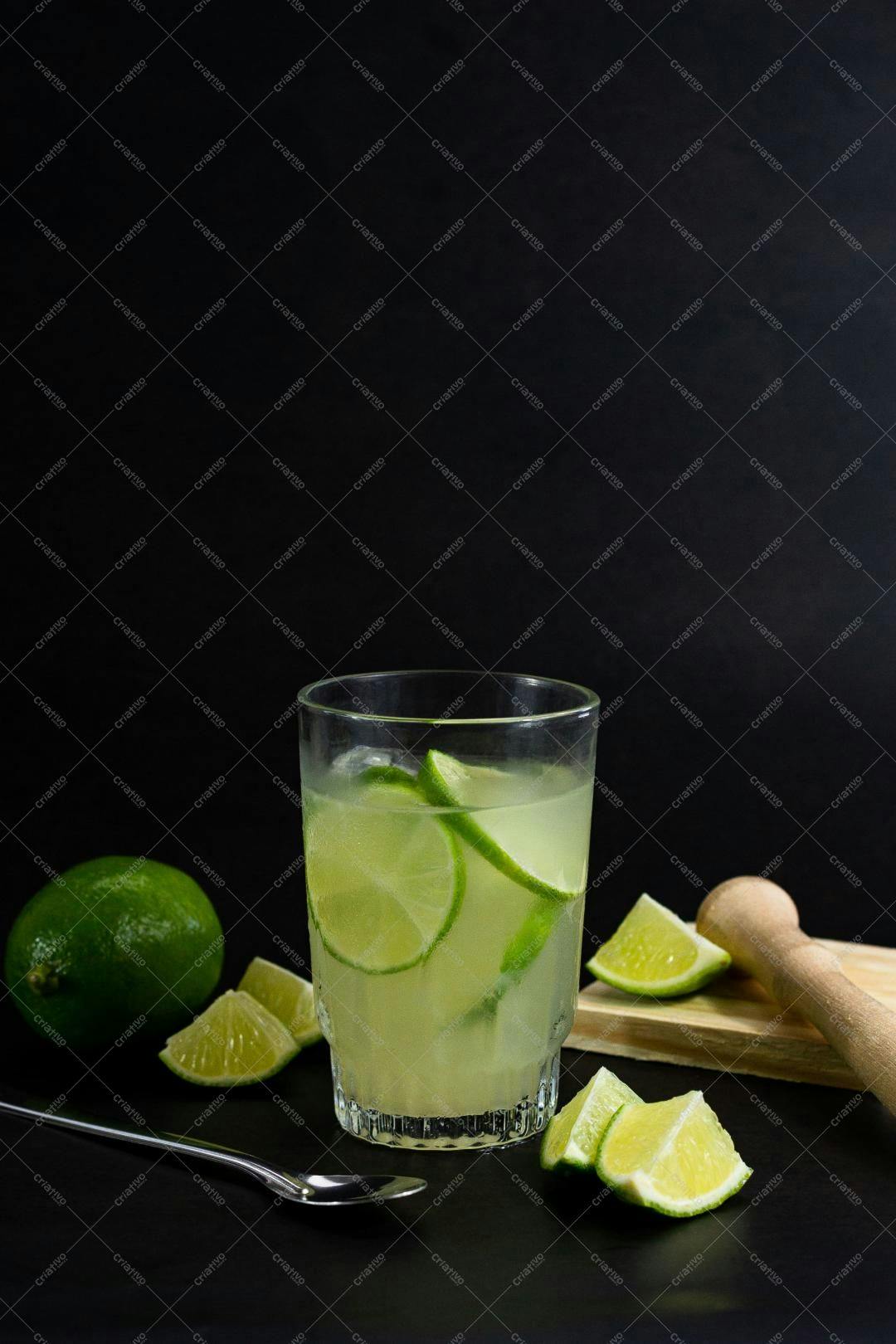 Caipirinha refrescante com limão siciliano
